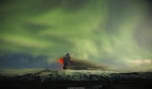 The Northern Lights are seen above the ash plume of Iceland's Eyjafjallajokull volcano in the evening April 22, 2010. REUTERS/Lucas Jackson (ICELAND - Tags: DISASTER ENVIRONMENT)