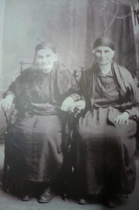 Матушка отца Иосифа-Нина (слева)