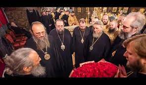 ОЧЕНЬ ВАЖНО!!! Знамение Апокалипсиса? В праздник иконы Знамение за Богослужением в Киево-Печерской Лавре произошло нерядовое событие - Чаша со св. Дарами перевернулась и... ВЫЛИЛАСЬ на МИТРОПОЛИТА ОНУФРИЯ!